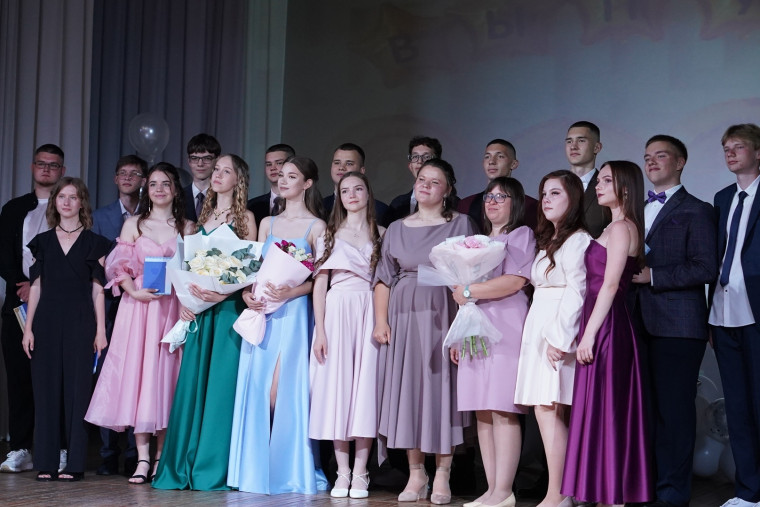 Выпускникам 11 класса вручены аттестаты.